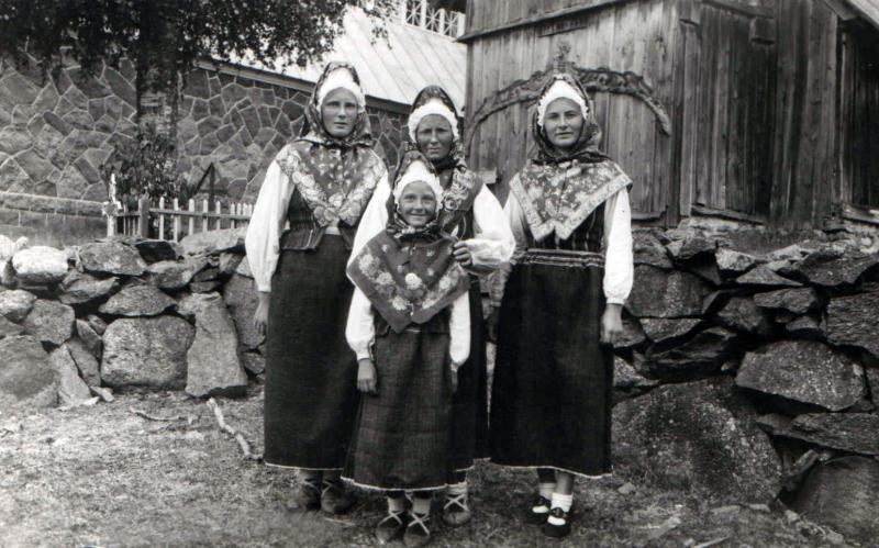 File:eestirootslased_Ruhnu saare elanikud 1937.jpg
